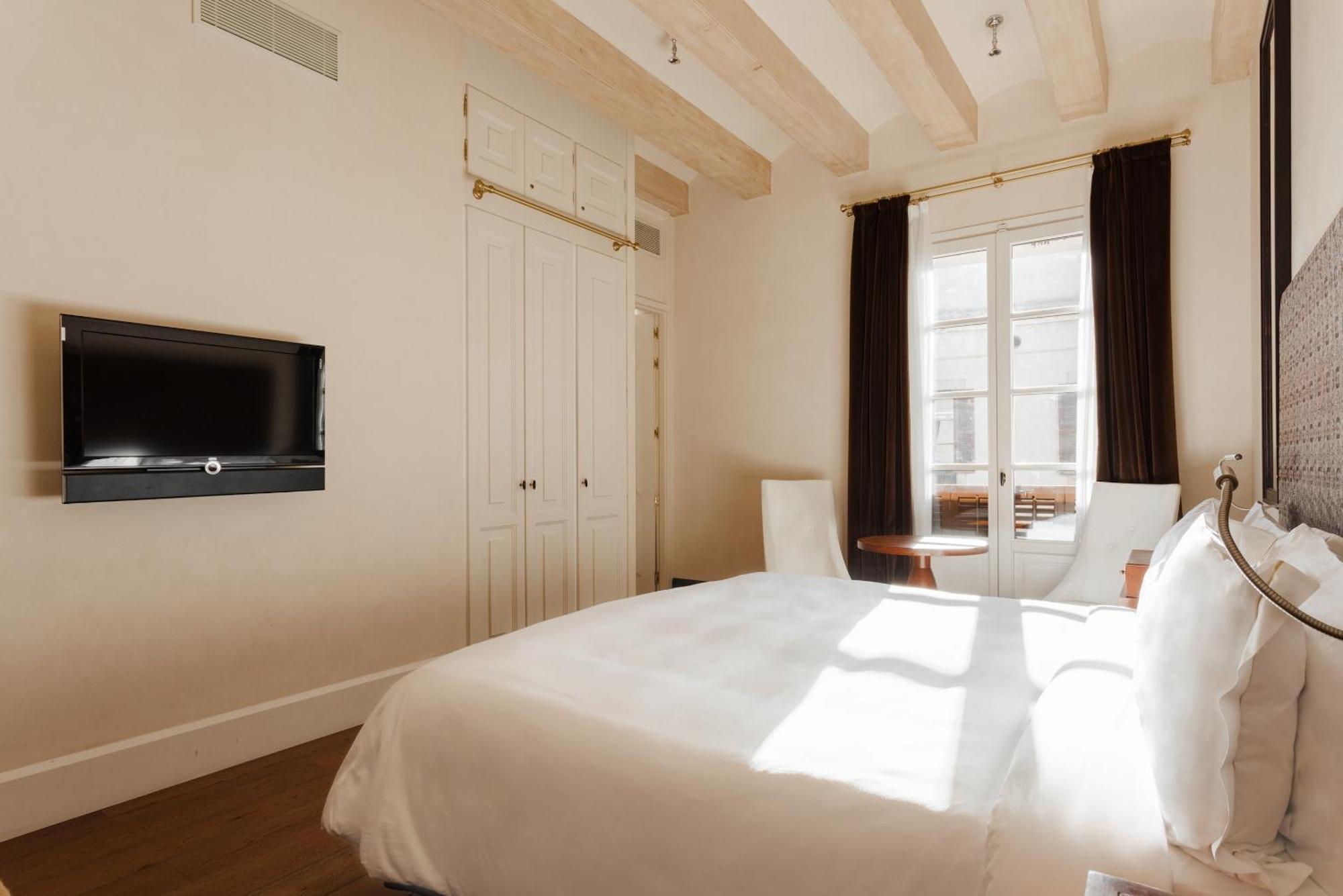 Do Placa Reial Powered By Sonder Barcelona Cameră foto A bedroom at the hotel