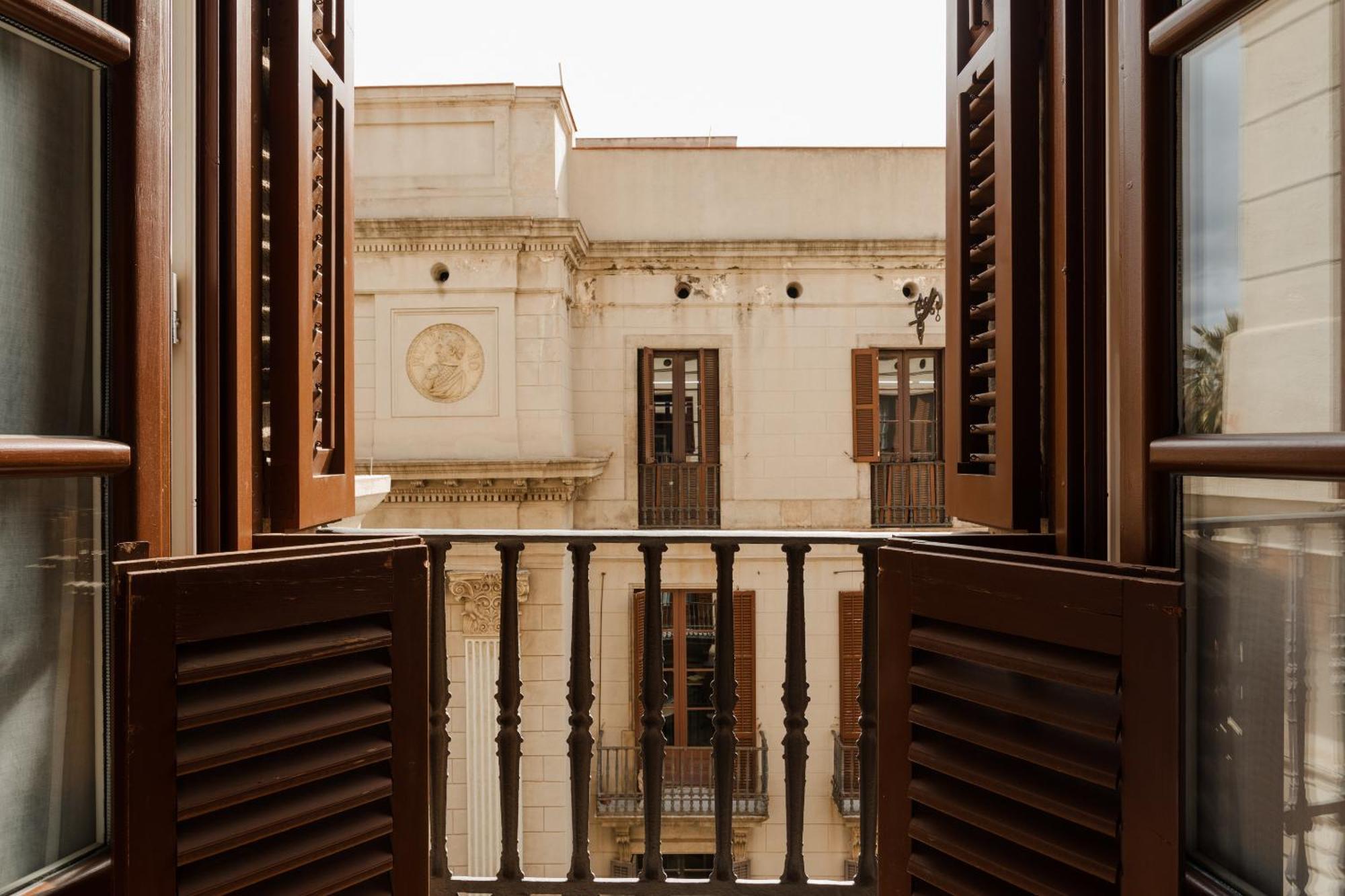 Do Placa Reial Powered By Sonder Barcelona Cameră foto A typical window in a house in Malta