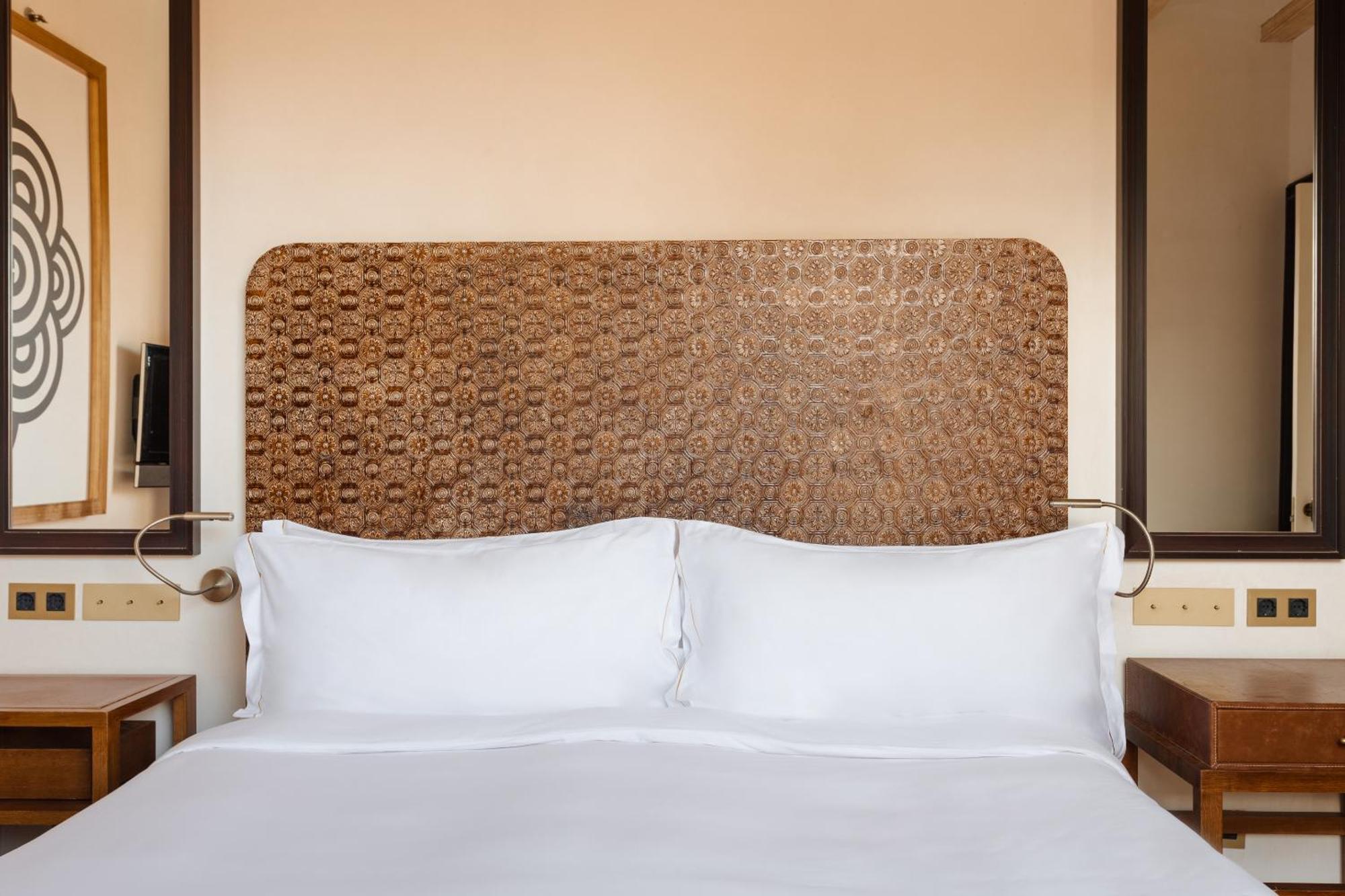 Do Placa Reial Powered By Sonder Barcelona Cameră foto A bed with a headboard