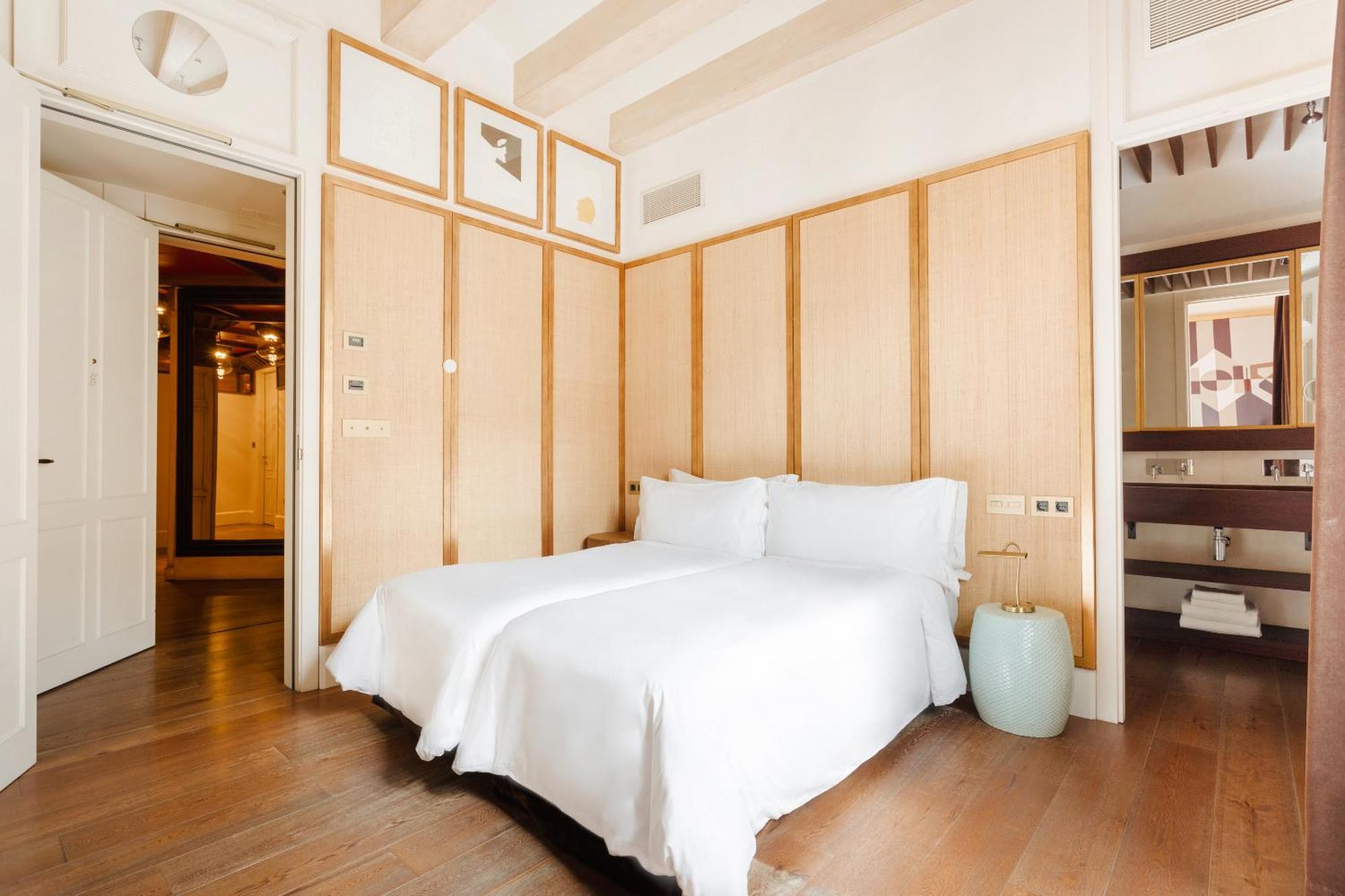 Do Placa Reial Powered By Sonder Barcelona Cameră foto A room at the hotel