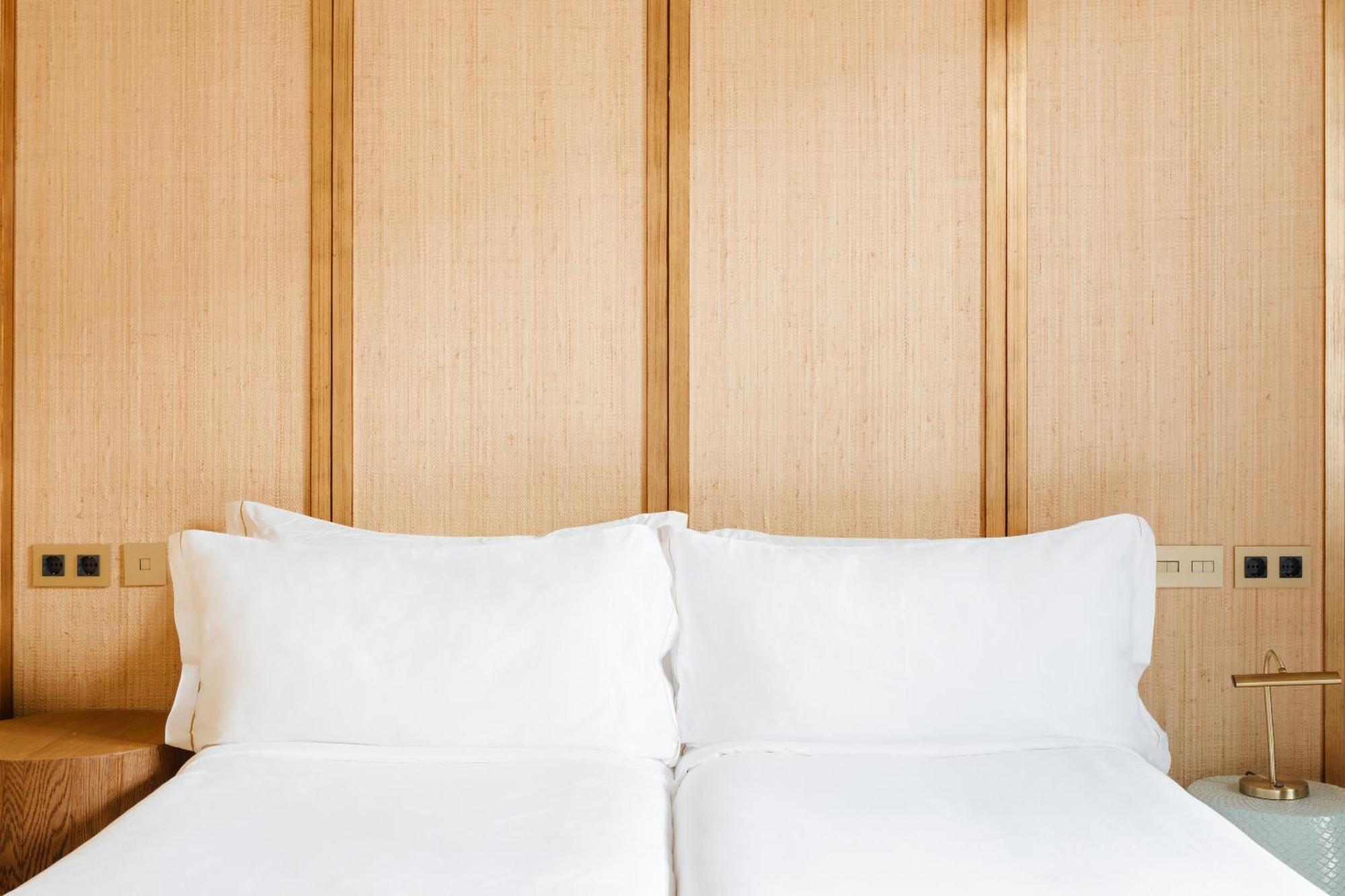 Do Placa Reial Powered By Sonder Barcelona Cameră foto A bed with two pillows