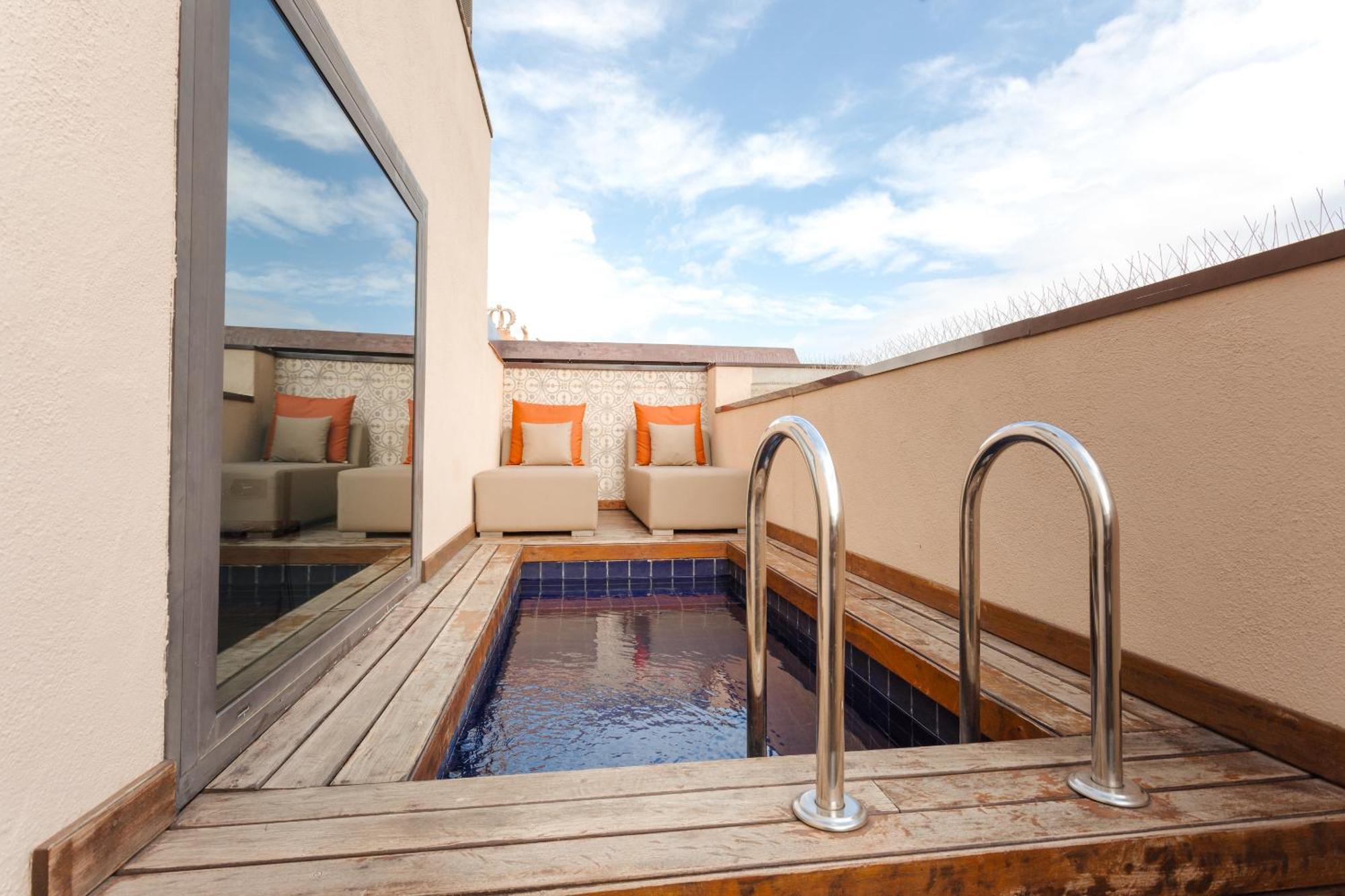 Do Placa Reial Powered By Sonder Barcelona Cameră foto A private pool at a hotel