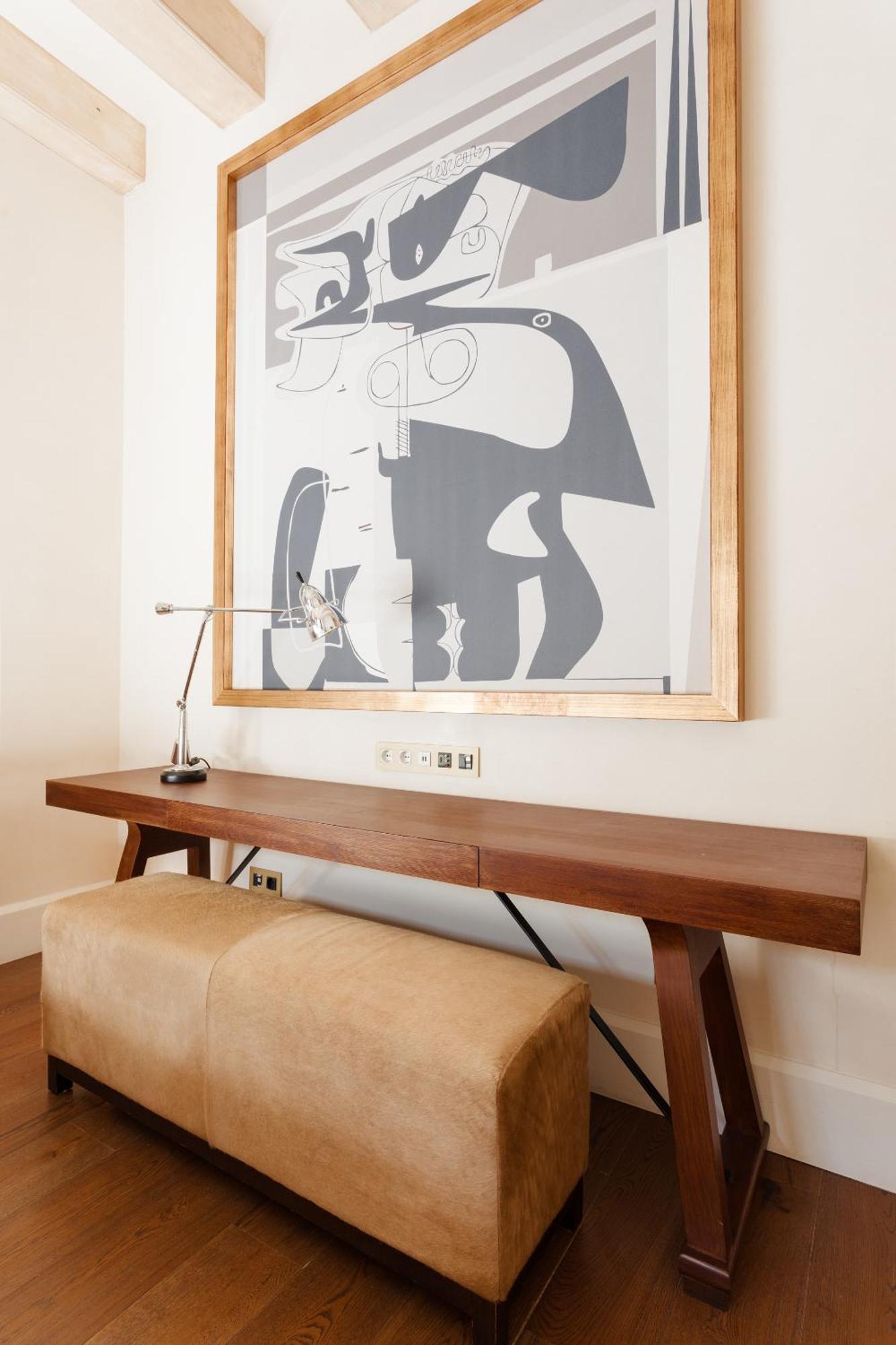 Do Placa Reial Powered By Sonder Barcelona Cameră foto A console table