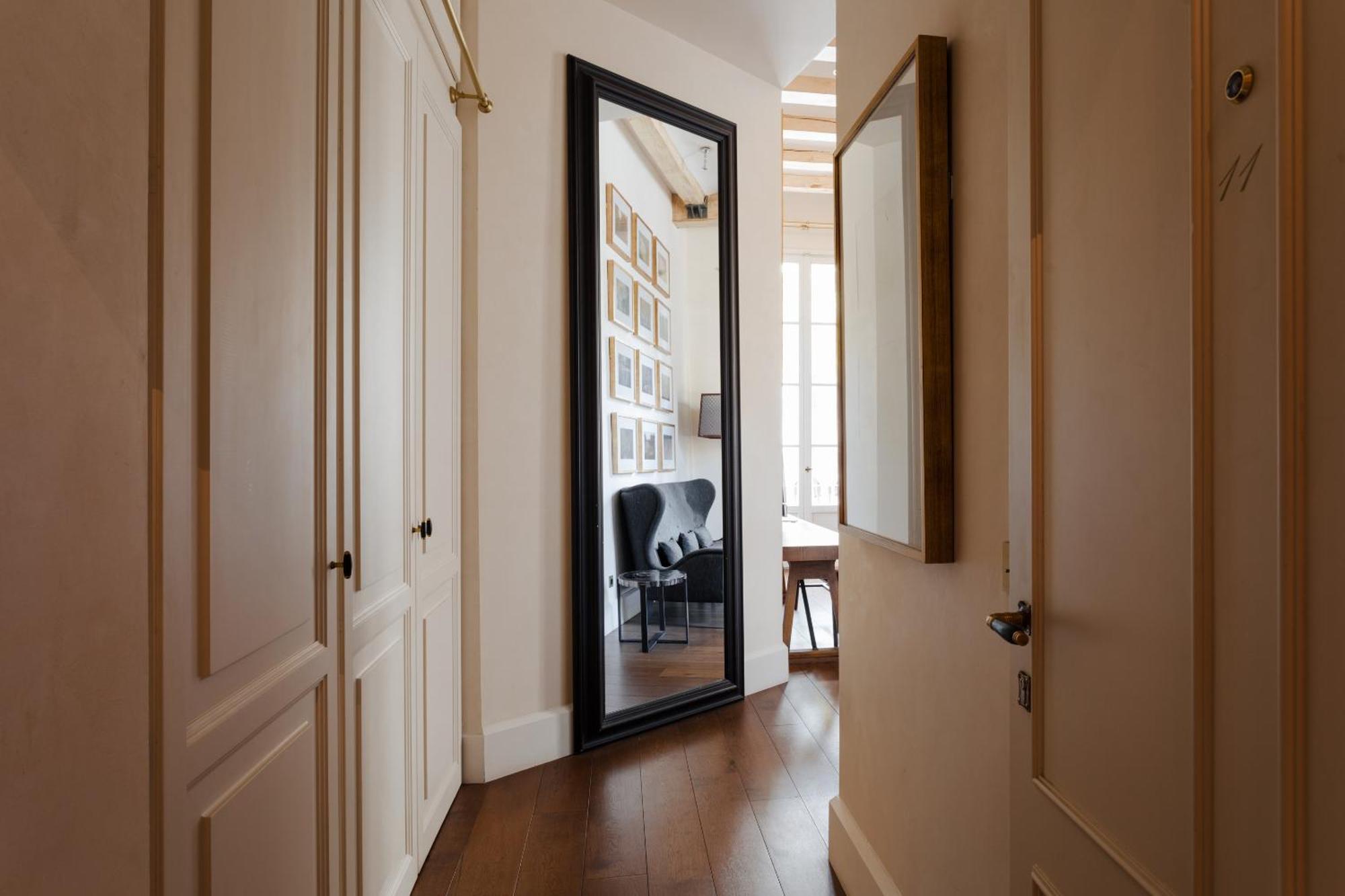 Do Placa Reial Powered By Sonder Barcelona Cameră foto A mirror in a home