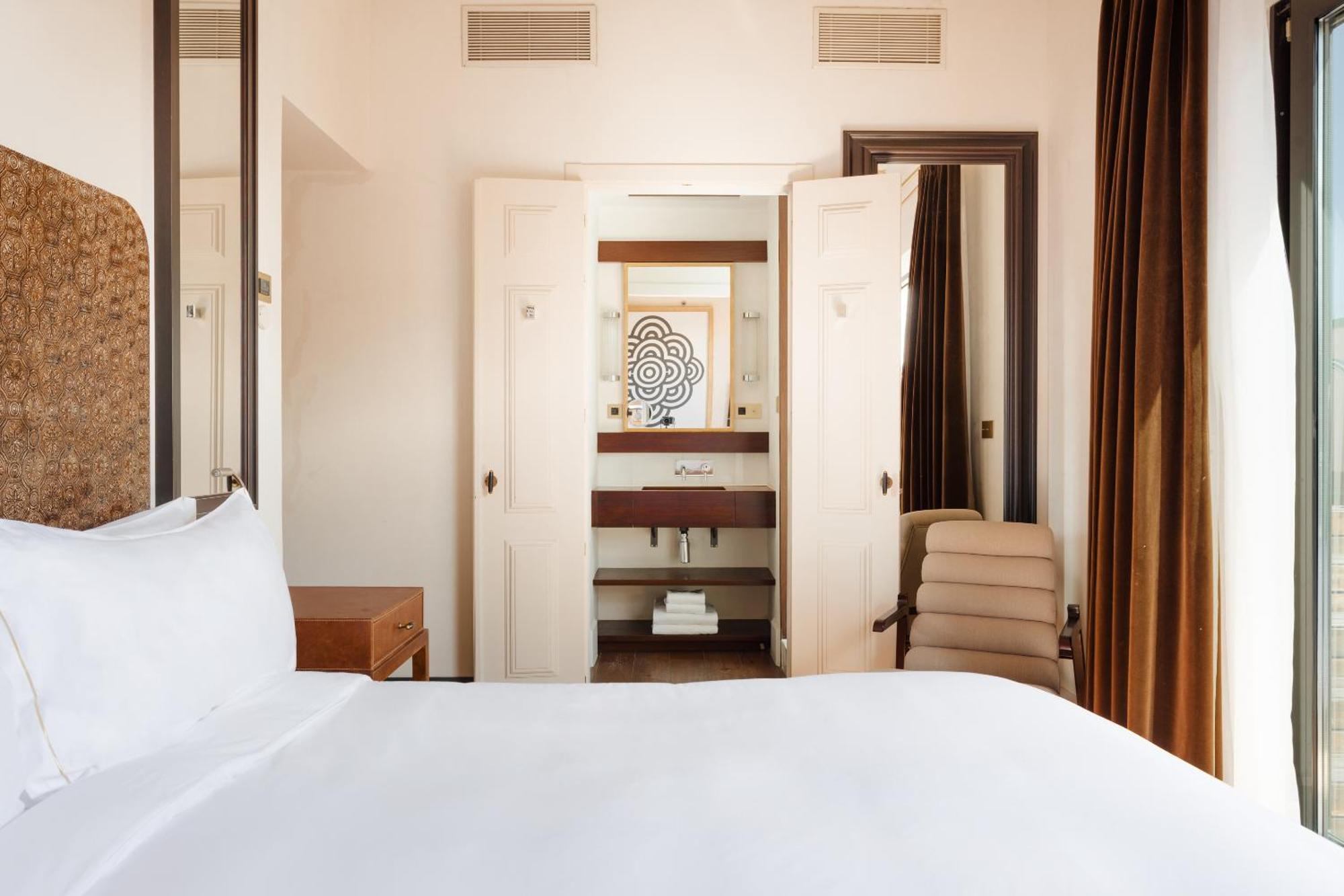 Do Placa Reial Powered By Sonder Barcelona Cameră foto A guest room at the hotel