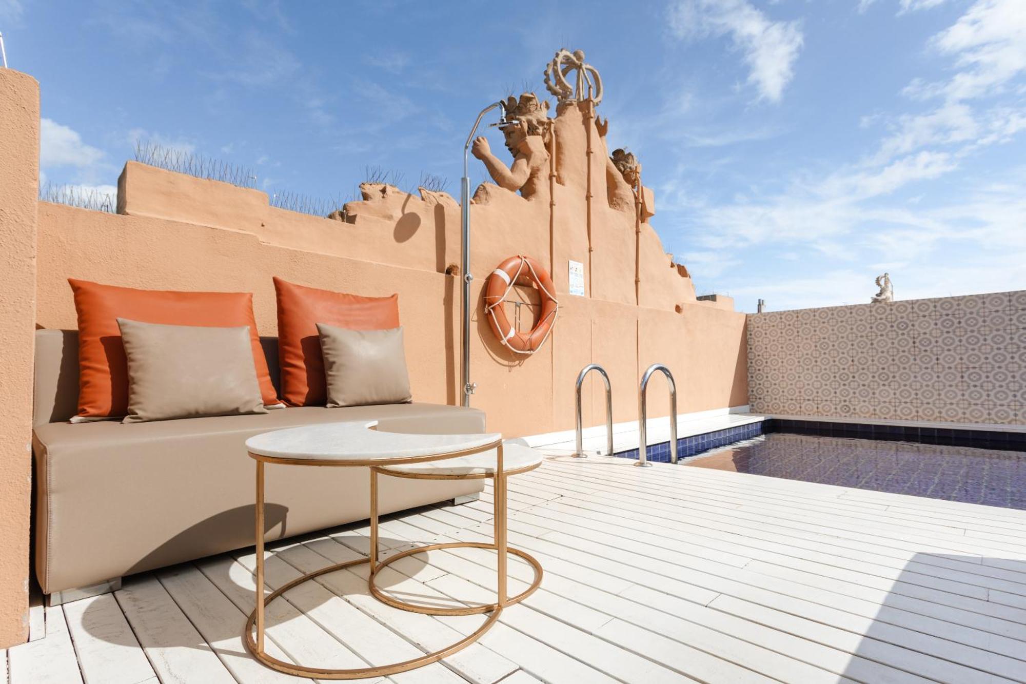 Do Placa Reial Powered By Sonder Barcelona Exterior foto The pool deck of the 100 Suite