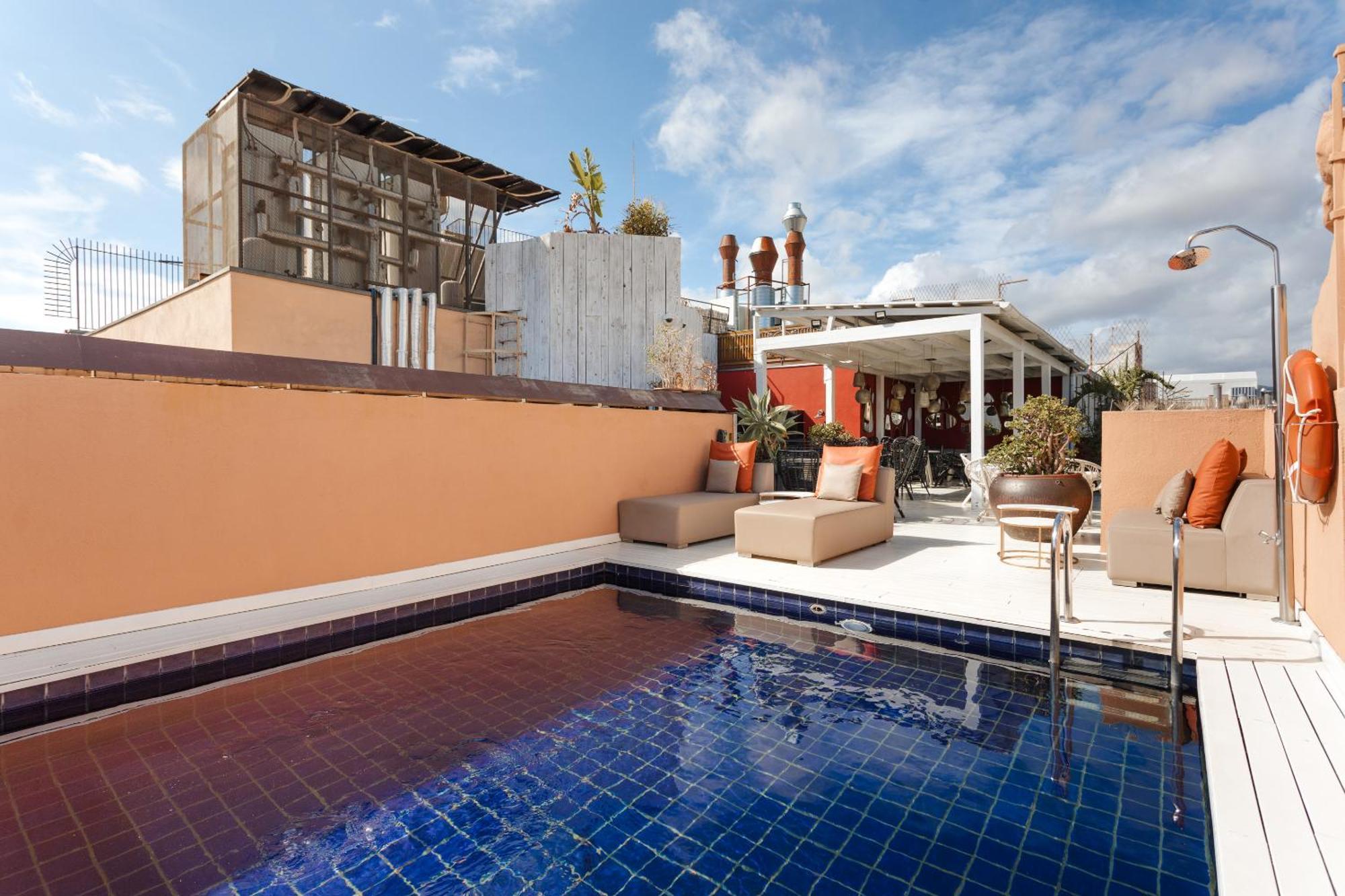 Do Placa Reial Powered By Sonder Barcelona Exterior foto Rooftop pool at the Hotel Unique