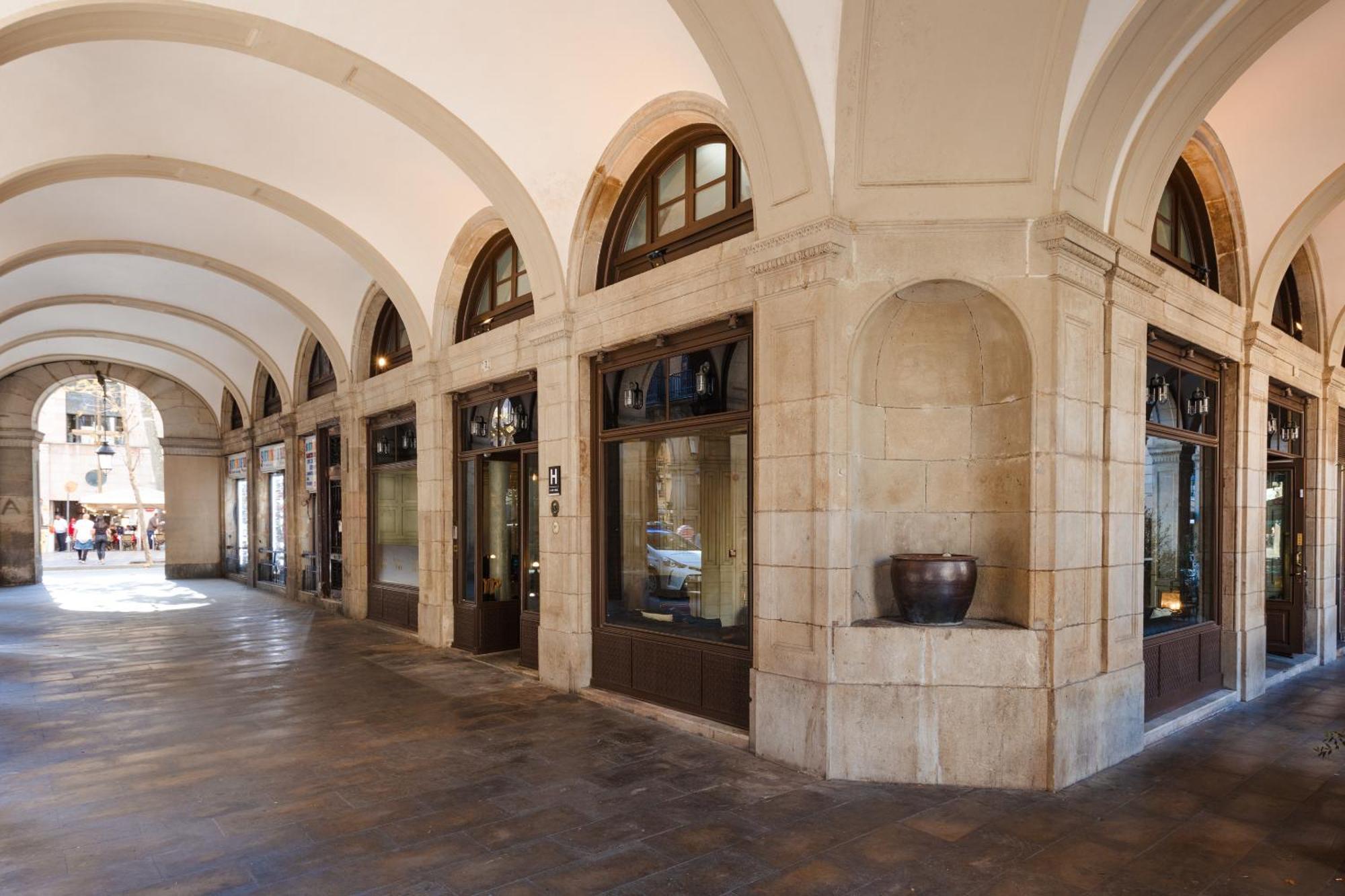 Do Placa Reial Powered By Sonder Barcelona Exterior foto Interior of the shopping mall